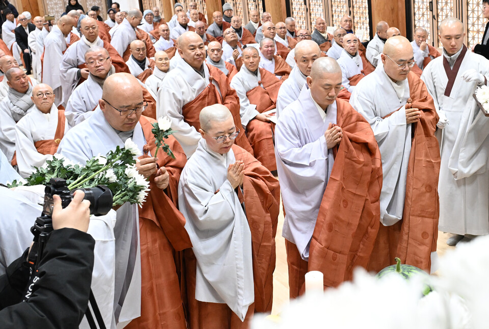 왼쪽 앞줄부터 총무원 문화부장 성원스님, 재무부장 여학스님, 포교부장 정무스님, 기획실장 묘장스님 등이 헌화를 하고 있다.