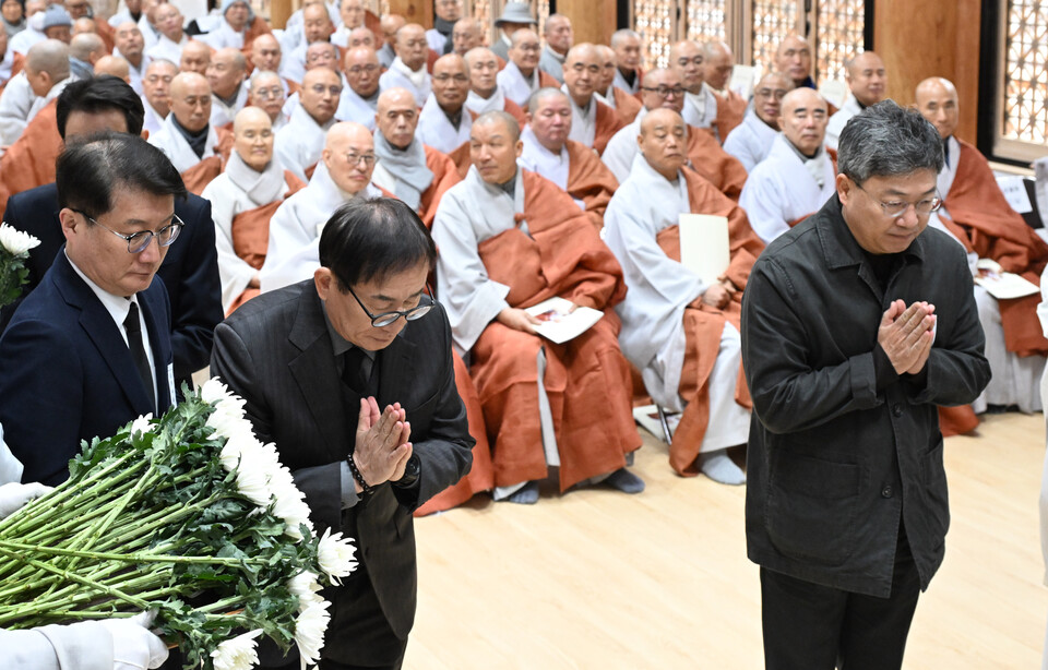박정하 국회의원 들이 헌화를 하고 있다.
