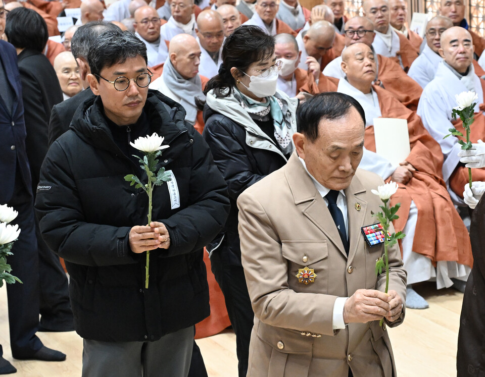 헌화하는 속가 가족들.&nbsp;