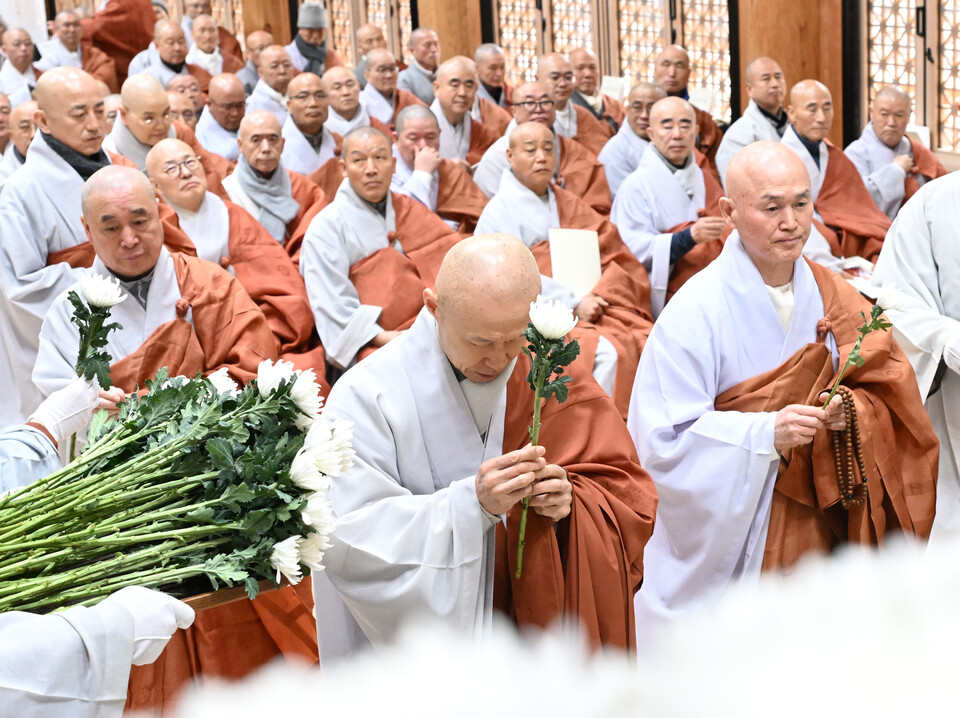 중앙선관위원장 태성스님, 고시위원장 수진스님 등이 헌화를 하고 있다.
