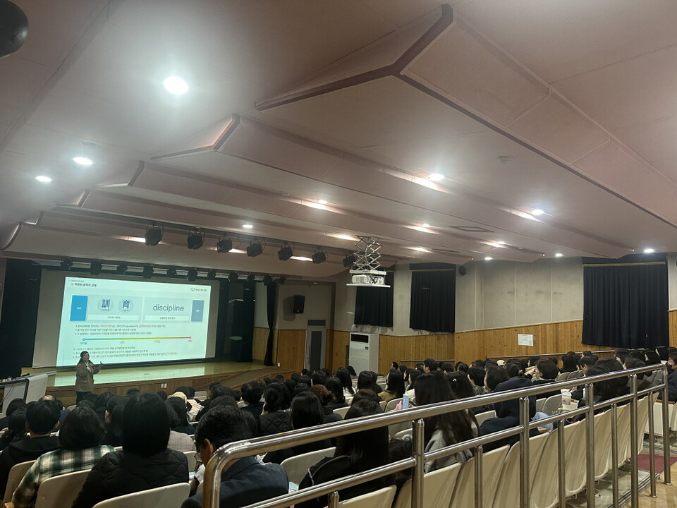 고창군육아종합지원센터가 보육교직원 의무교육을 진행하고 있다