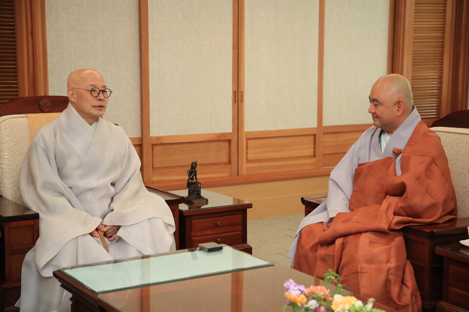 �ѹ����� ���콺���� ���� ���� �������Կ��� ���� ���ӿ� �ּ��� ���ش޶�� ����ϰ� �ִ�.&nbsp;