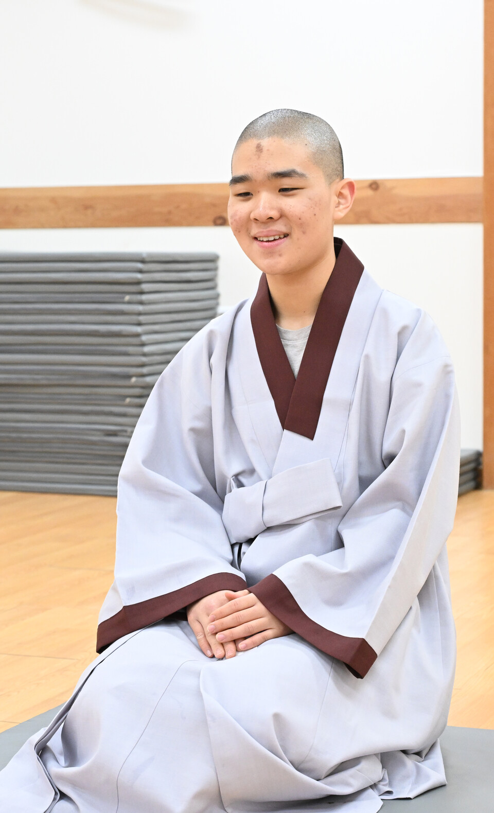 불기2570(2026)년 5급 승가고시에서 수석의 영예를 차지한 18세 소년출가자 태열 사미. 3월18일 제70기 사미사미니계 수계교육 회향식을 마친 뒤 소감을 전하고 있다.