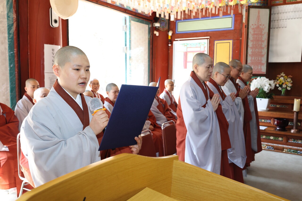 동학사승개대학과 대학원은 3월23일 입학식을 봉행한 가운데 신입승들이 입학선서를 하고 있다.