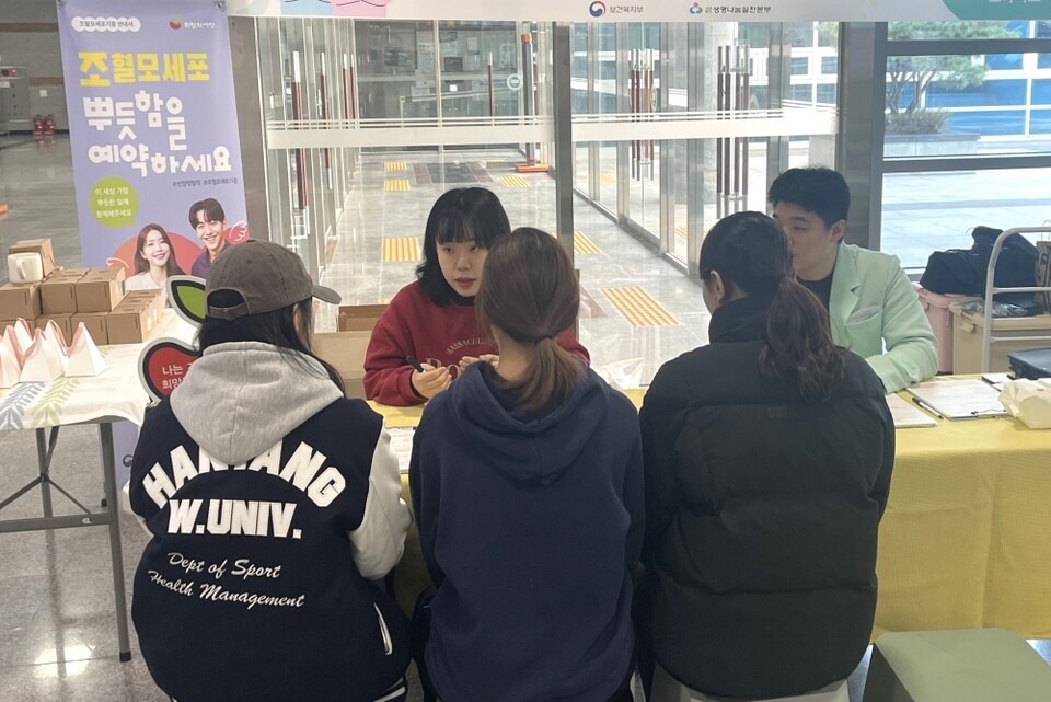 ������� ���� �������� ��û�ϴ� �Ѿ翩�ڴ��б� �л���.