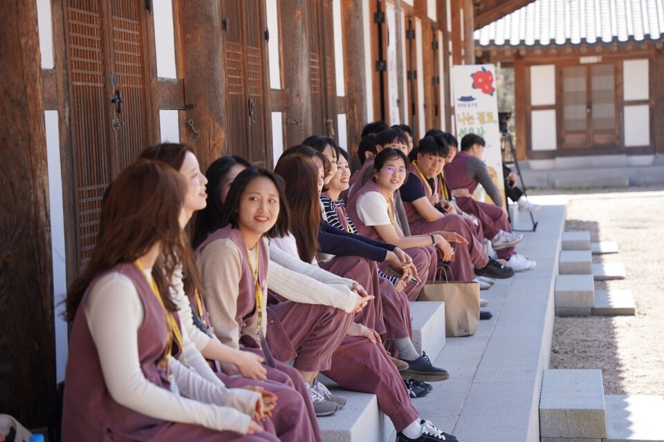 20명 청춘 남녀들이 산사에서 망중한을 보내고 있다.