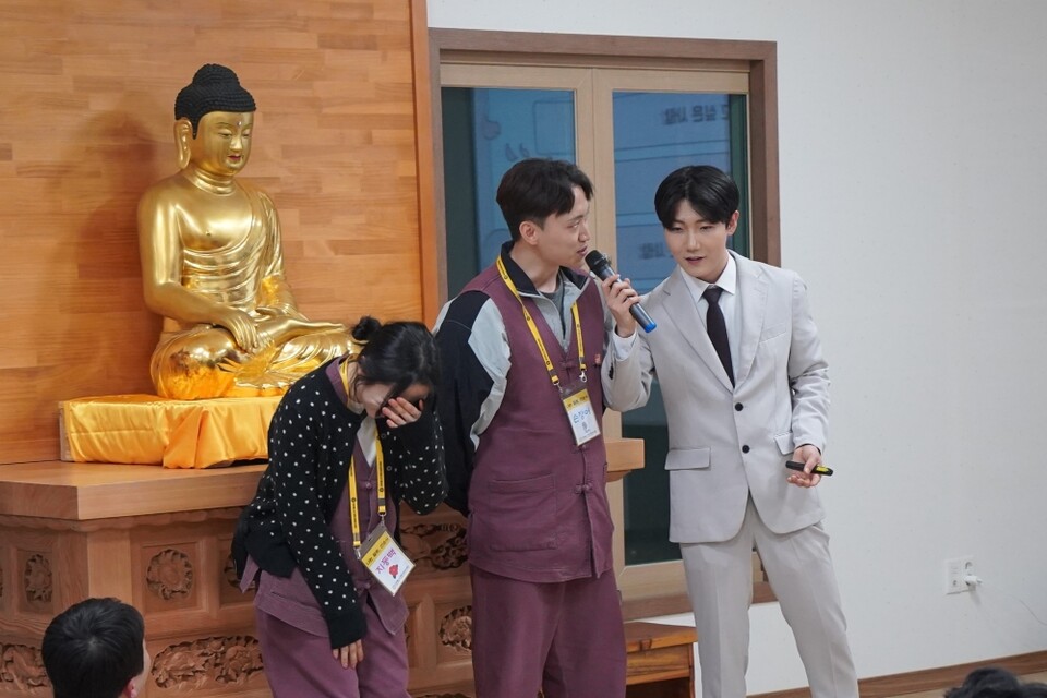 상대방이 뭐라 했길래 여성 참가자는 이렇듯 부끄러워할까.