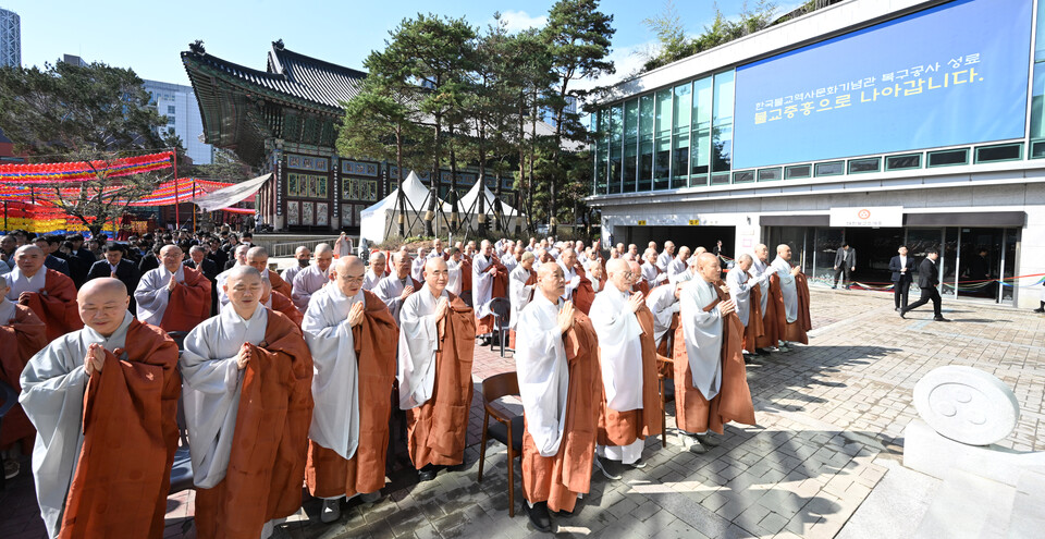 조계종 총무원장 진우스님을 비롯한 사부대중이 삼귀의 반야심경을 봉독하고 있다. 