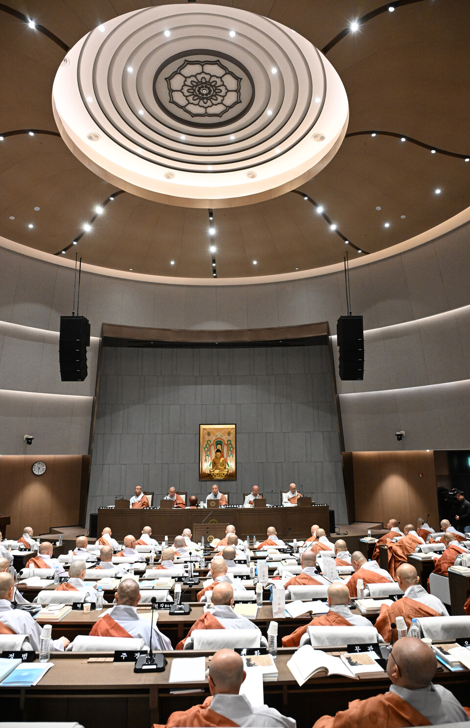 국제회의장은 이날 237회 중앙종회 임시회를 개원하며 운영을 재개했다. 기념관 내부는 연꽃을 모티브로 한 디자인을 적용하고 천장 중앙에 대형 원형등을 설치해 공간의 품격을 높였다. 