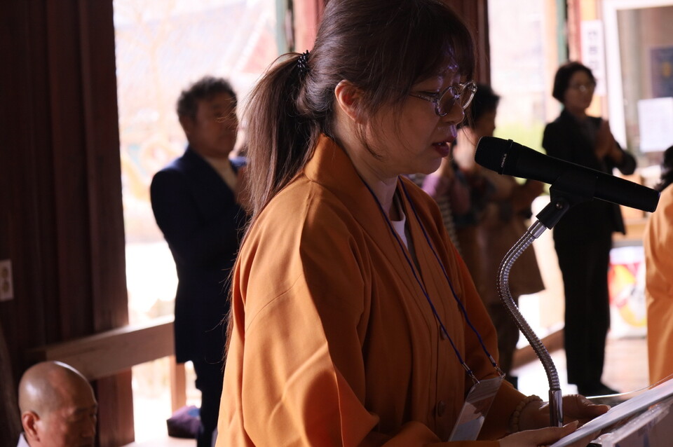 입교생 대표가 깨달음을 얻어 세상에 회향하겠노라고 발원하고 있다,