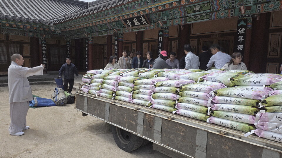 도선사가 보낸 자비의 쌀을 화엄사 청풍당에 내리고있다.