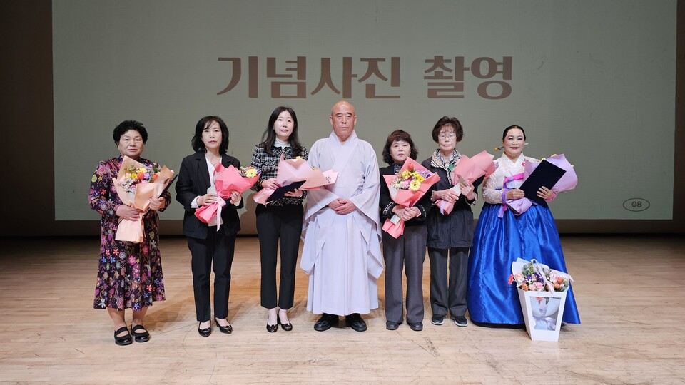 복지재단 대표이사 원광스님이 유공자와 공로자 등을 표창했다.