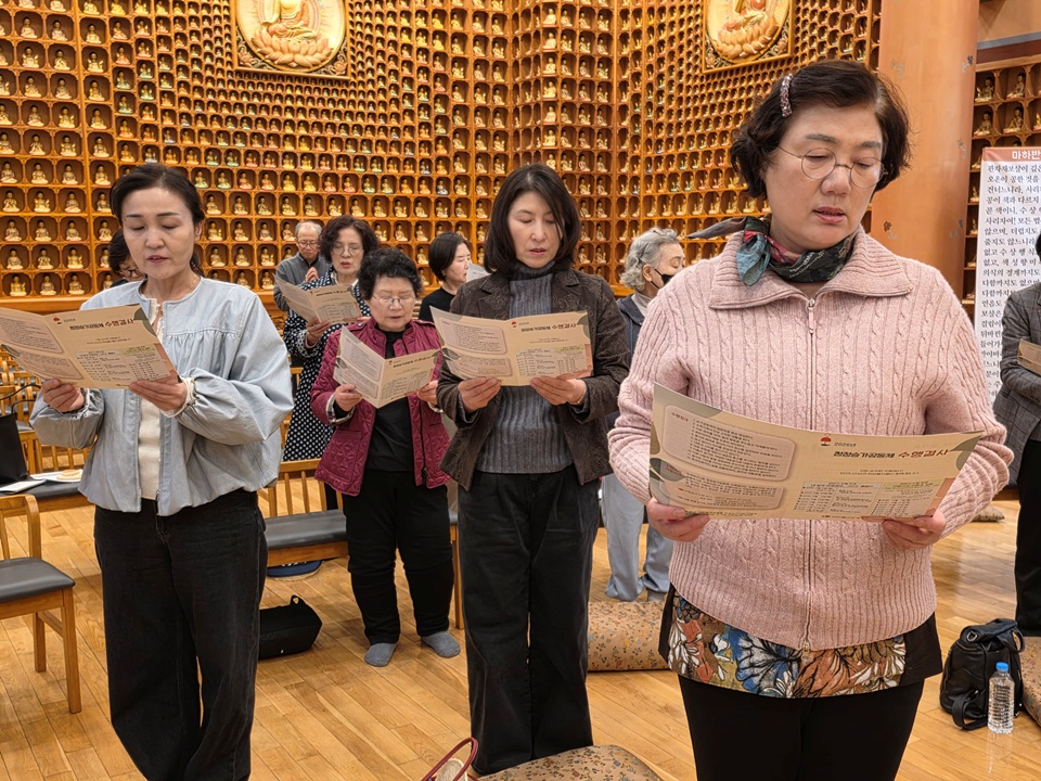 ¼öÇà°á»ç¹®À» ºÀµ¶ÇÏ´Â ¿©¼ººÒÀÚµé.