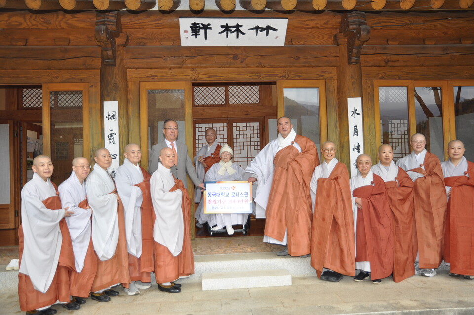 ¿î¹®»ç ȸÁÖ ¸í¼º½º´ÔÀÌ µ¿±¹´ë ÀÌ»çÀå µ·°ü½º´Ô°ú À±Àç¿õ µ¿±¹´ë ÃÑÀå¿¡°Ô µ¿±¹´ëÇб³ ·ÎÅͽº°ü °Ç¸³±â±Ý 1¾ï¿øÀ» Àü´ÞÇϰí ÀÖ´Ù.