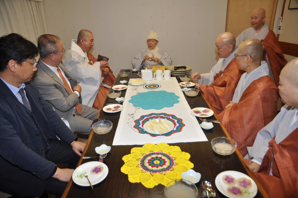 Â÷´ãÀ» ³ª´©°í ÀÖ´Â ¿î¹®»ç ȸÁÖ ¸í¼º½º´Ô°ú µ¿±¹´ë ÀÌ»çÀå µ·°ü½º´Ô.