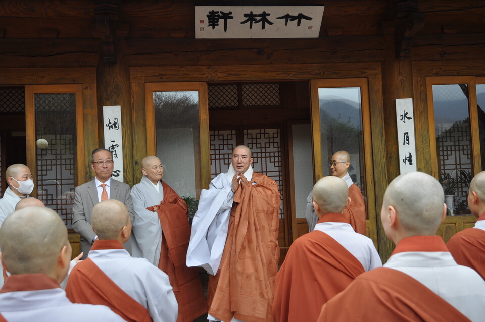 Á׸²Çå ¾Õ¸¶´ç¿¡¼ ¿î¹®»ç½Â°¡´ë ÇÐÀνº´Ôµé°ú Àλ縦 ³ª´©´Â µ¿±¹´ë ÀÌ»çÀå µ·°ü½º´Ô.