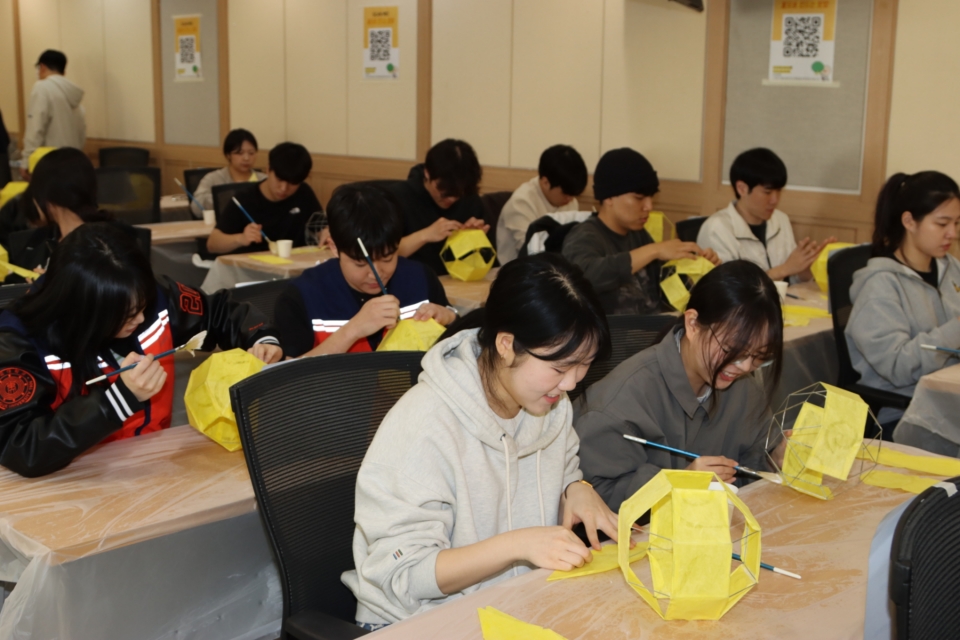 ������ 19�� �ұ����Ƹ� ��� ���� ���� ȸ���� �ڶ��ϴ� �������� �ұ����Ƹ� '����� 300��' ȸ���鵵 4��6�� �����ð��� Ȱ���� ����� ���̳����� ã�� ������ �����ߴ�.