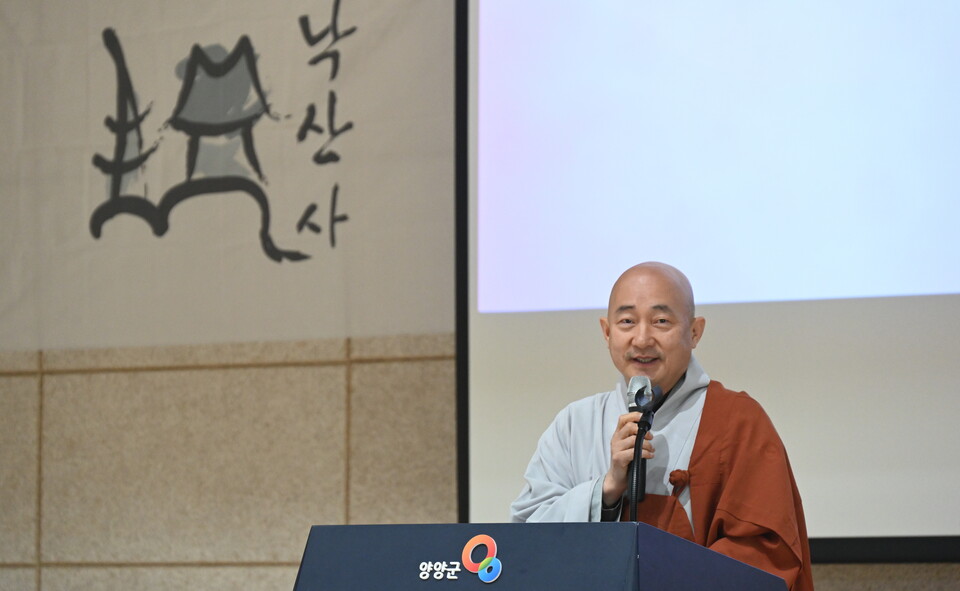 �����Ķ��Ÿ�� ����� �Ŀ��ڷμ� ���ɾ�� �����ϰ� �ִ� ����� ���� �ϳ佺�Ե� �ݷ��縦 ���� û�ҳ���� ���� �ճ��� ����ߴ�.