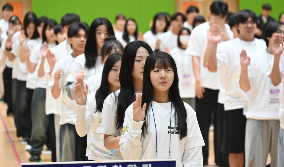 �Ķ��Ÿ ������ �ϰ� �ִ� �л����� ���.