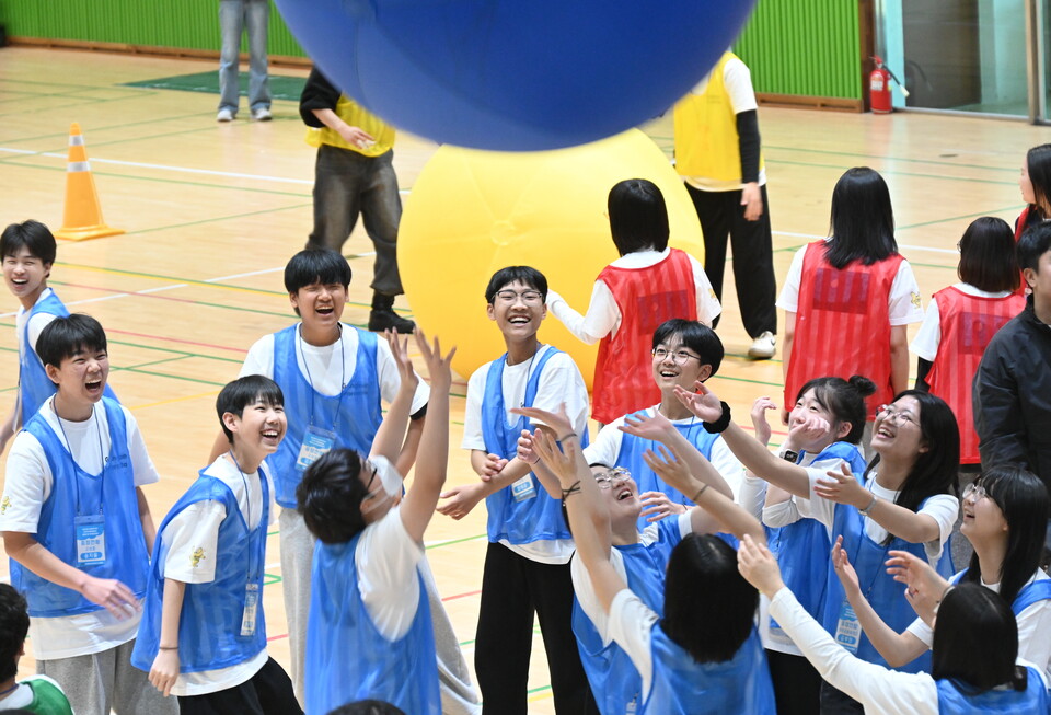 ���������ȣȰ���� �ߴ�� ���� �Ѹ��� �ȸ���� �Ķ��Ÿ ȸ�� �л����� ��ſ� �ð��� ������ �ִ� ���.