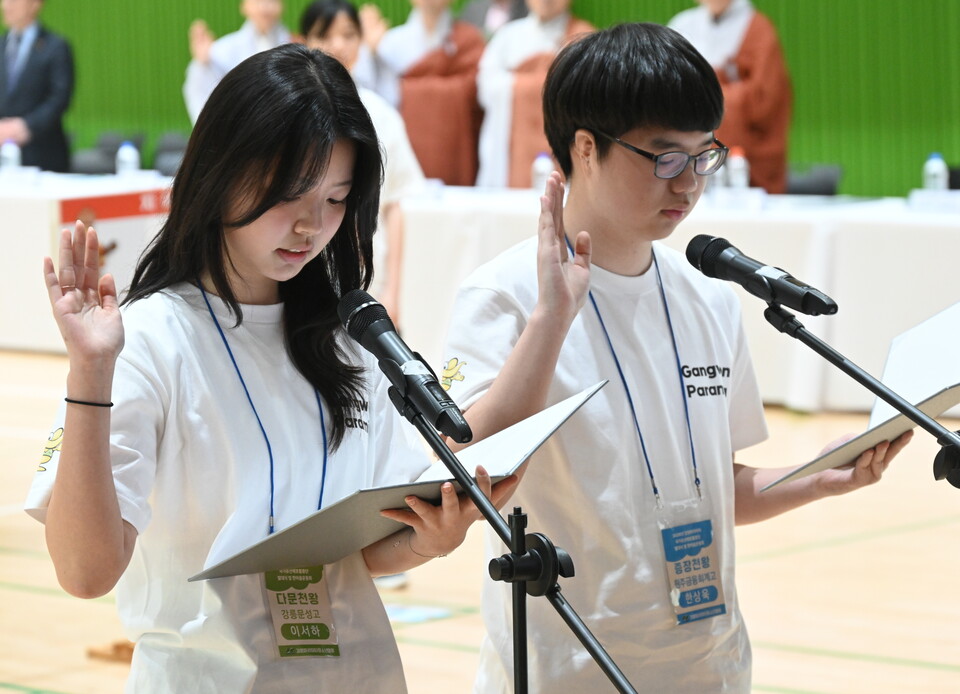 �Ķ��Ÿ ������ �ϰ� �ִ� �л���ǥ �ѻ��, �̼��� �л�.