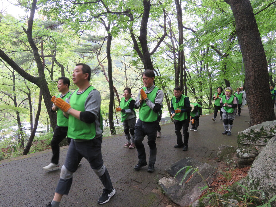 ��ư� ���� ���Ǽӿ����� ������ ���ϴ� ���ڵ��� �ڼ��� ��Ʈ������ �ʰ� �̾�����. 