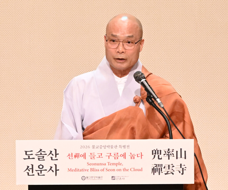축사하는 선운사 주지 경우스님.