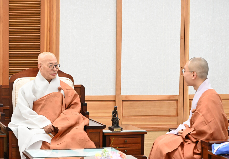 �Ӹ��� ���� ���� ���������� �����϶�� ��θ� �ϰ� �ִ� �ѹ����� ���콺��.&nbsp;