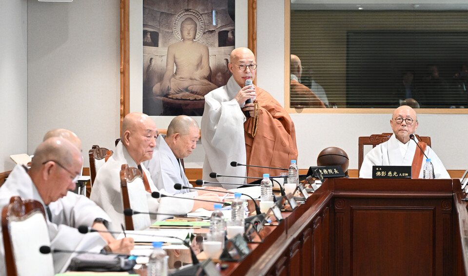 ��81�� ����ȸ�ǿ��� �ѹ����� ���콺���� �λ縻�� ���ϰ� �ִ�.&nbsp;