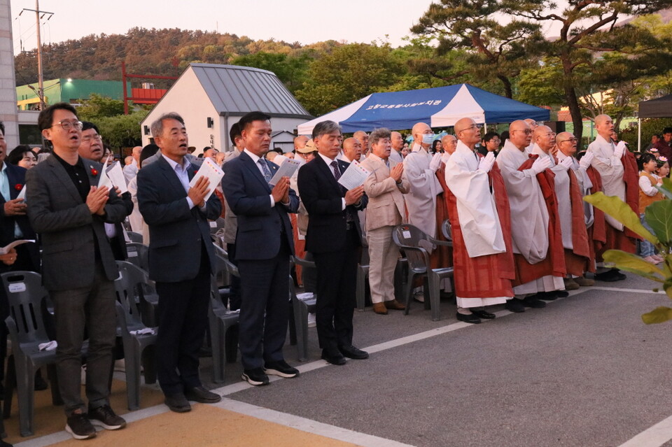 삼귀의례 중인 참석 대중