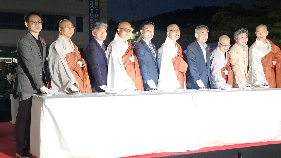 선운사 주지 경우스님과 주요 내빈들이 점등의식을 갖고 있다.