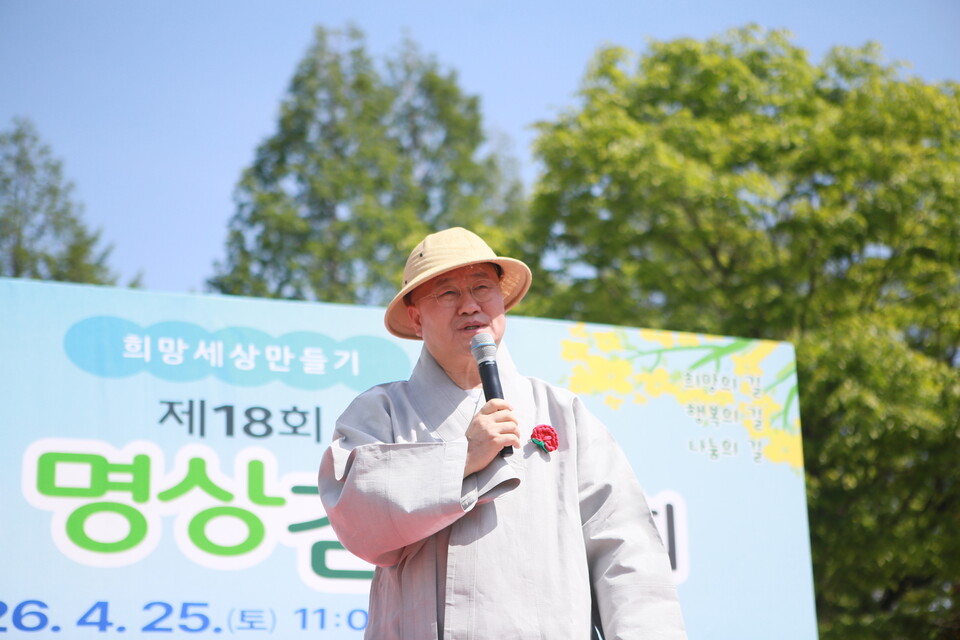 �λ縻�� �ϰ� �ִ� �ɻ꽺��.