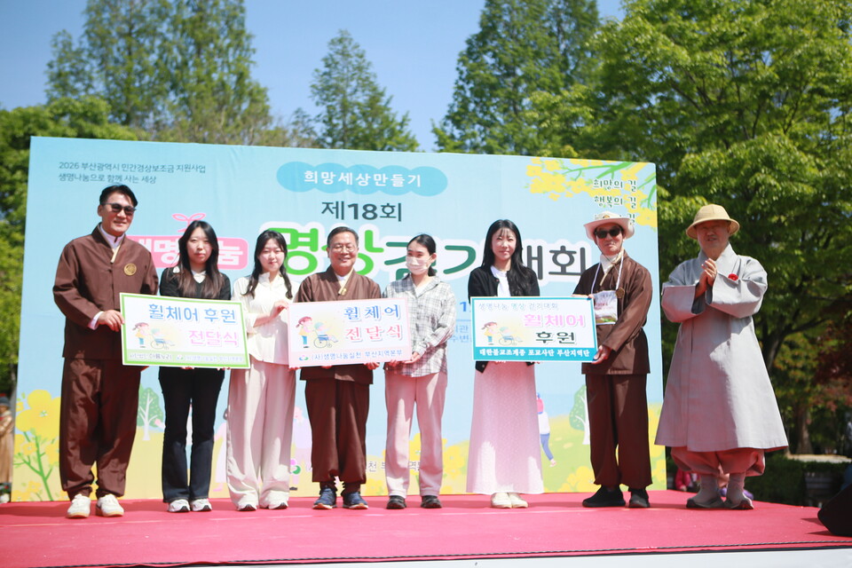 ��ü� �����ϰ� �ִ� ������� �λ������ܰ�, �Ƹ�����.