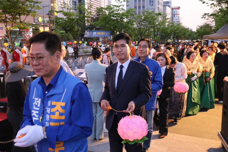 지역의 정치지도자들도 탑돌이를 했다.