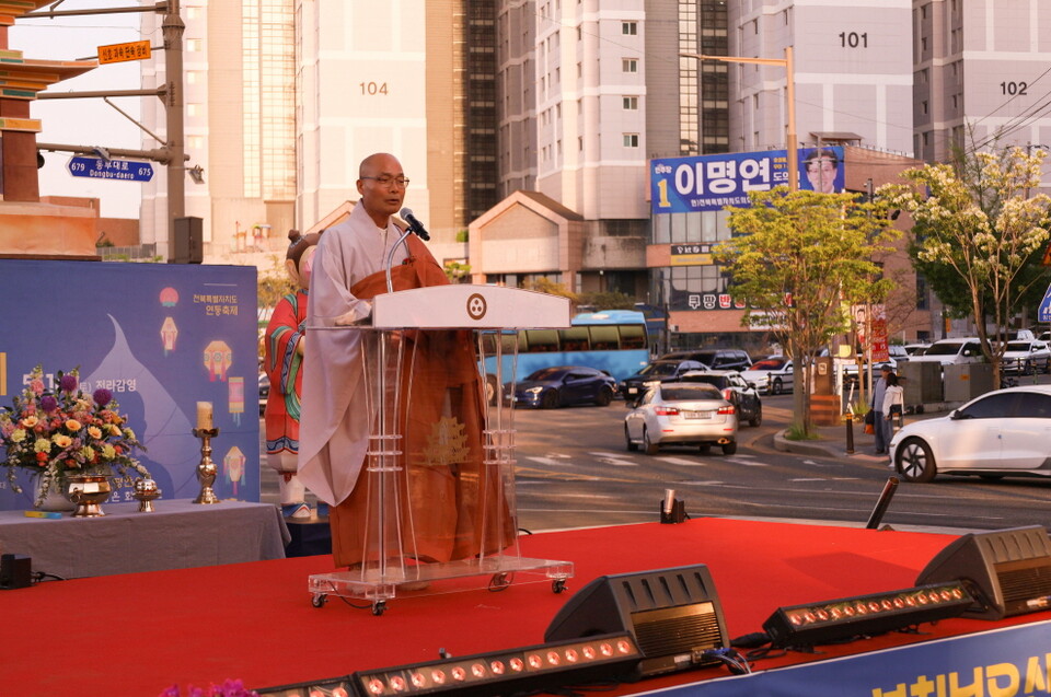 봉축사를 하고 있는 경우스님