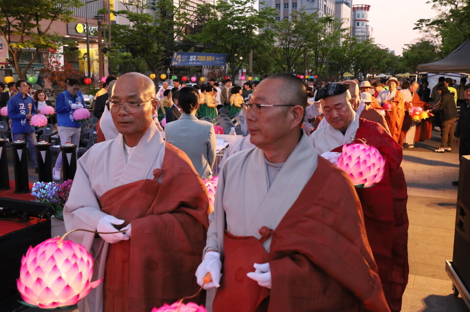 탑돌이의 선도를 맡은 양대 교구장 경우, 화평스님
