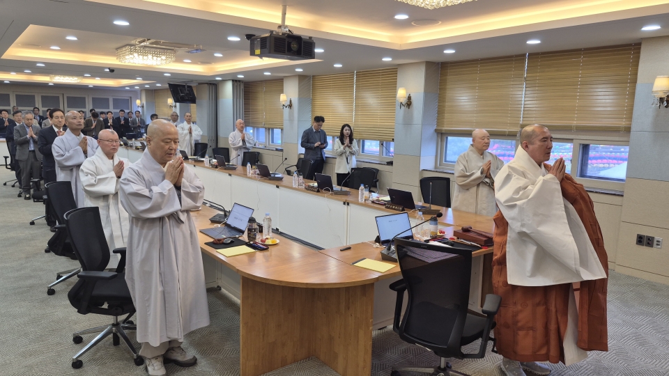 ������� 4��28�� ��366ȸ �̻�ȸ�� ���� �ӿ� �λ� �� 13�� �Ȱ��� ó���ߴ�.