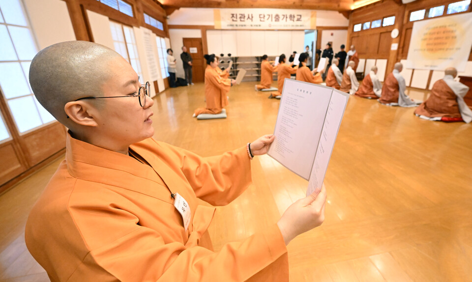 지난 1월 서울 진관사에서 진행된 출가체험학교에서 한 입교참사자가 삭발식을 한 뒤 발원문을 낭독하고 있다.