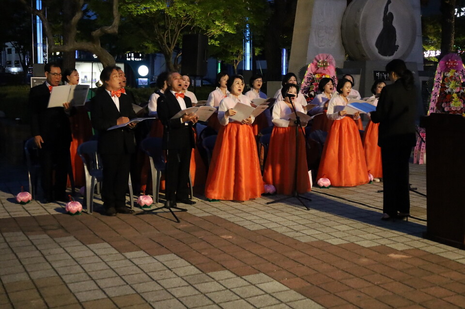축가를 부르고 있는 보림사합창단