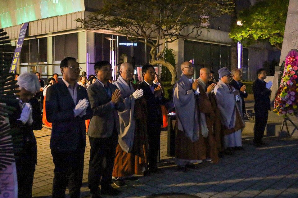 봉축탑 점등 후 사홍서원을 하고 있는 대표자들과 대중