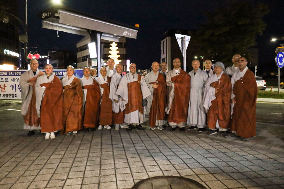 참석스님들이 기념촬영을 하고 있다.