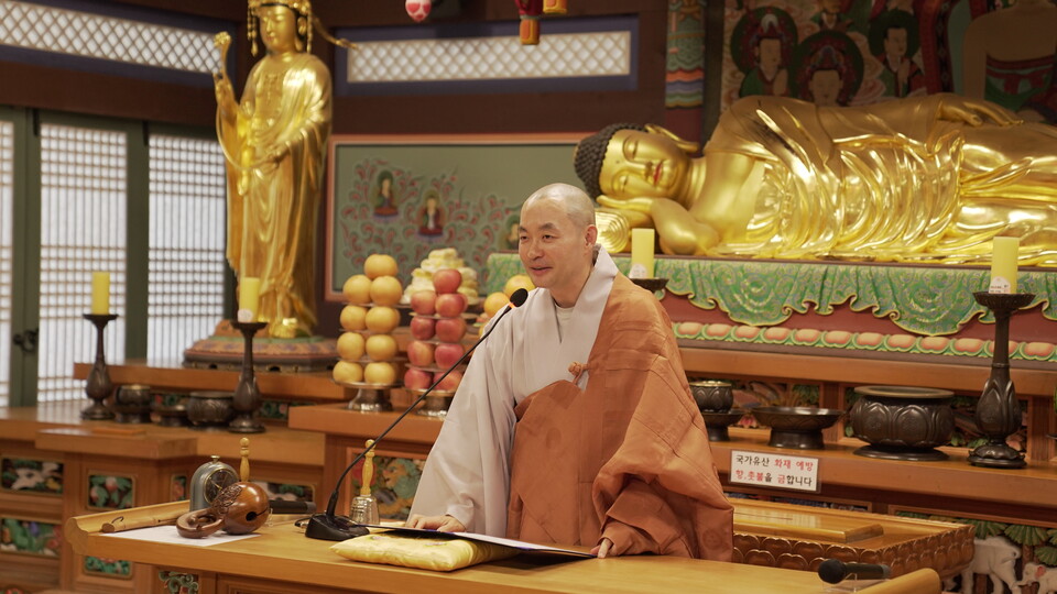 봉축사를 하고 있는 기장군불교연합회장 도림스님.