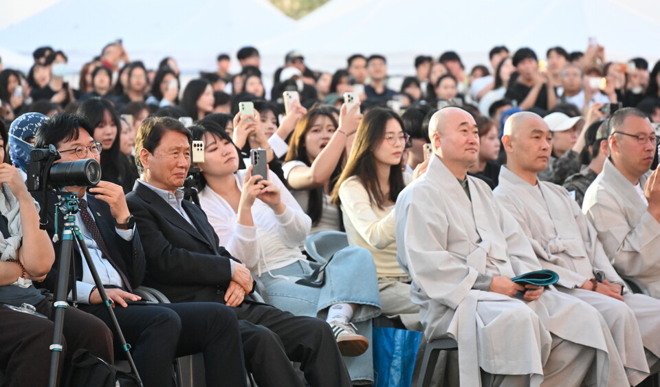 권영민 이사장, 원각사 주지 설혜스님, 무산사 주지 선일스님 등이 축하공연을 관람하고 있다.