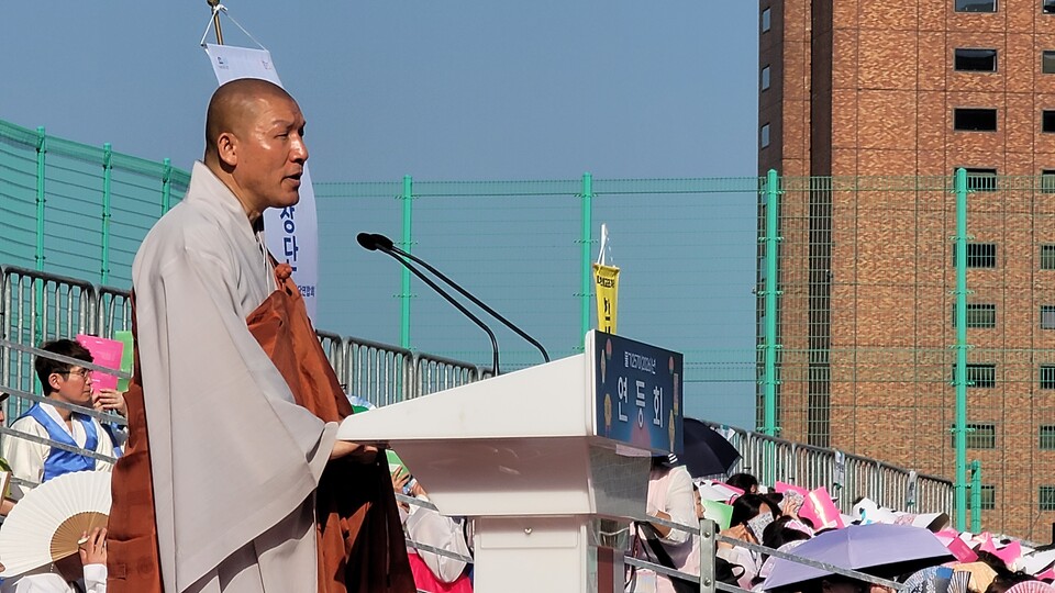 경전봉독을 하고 있는 조계종 중앙종회의장 주경스님.