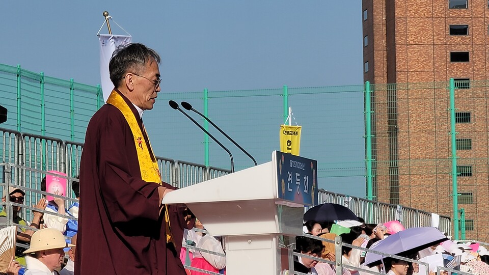 평화기원 메시지를 낭독하는 총지종 통리원장 록경정사.