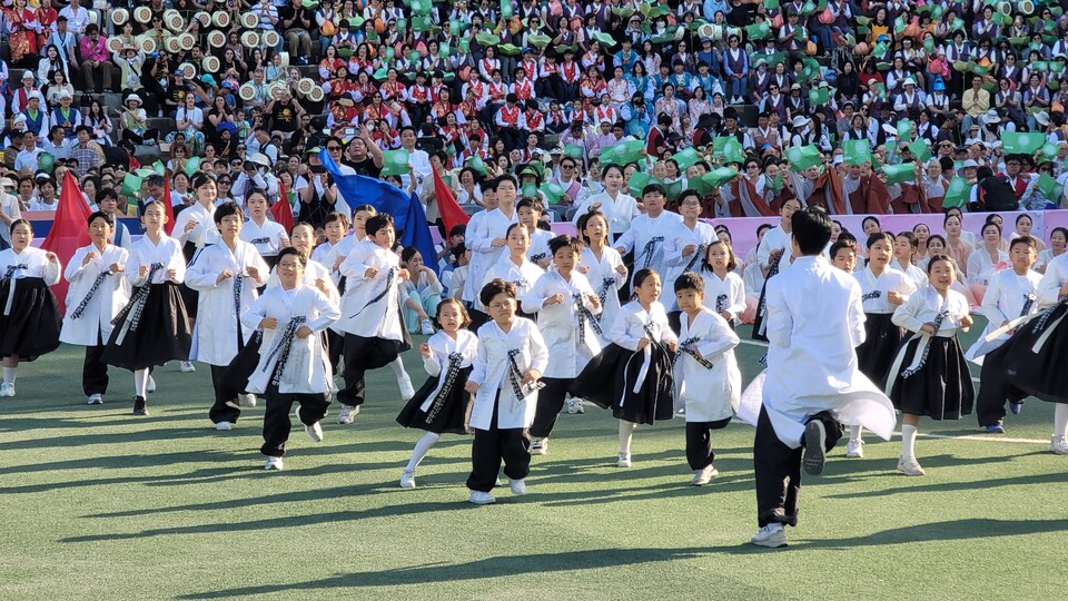 어린이 연희단 공연.