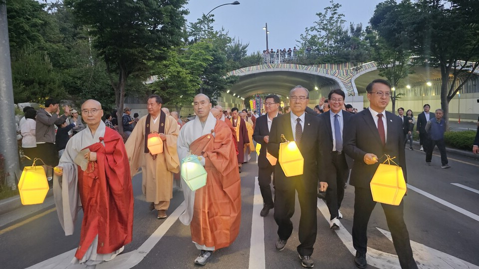 부산불교연합회가 주관하는 불기 2570년  부산연등회가 5월16일 오후 부산시민공원에서 봉행됐다. 법회를 마치고 부산불교연합회 회장 정오스님과, 부산불교연합신도회 이윤희회장, 김윤덕 부산시장 권한대행  등 부산불교계 내빈들이 선두에서 연등행렬을 하고 있다. 
