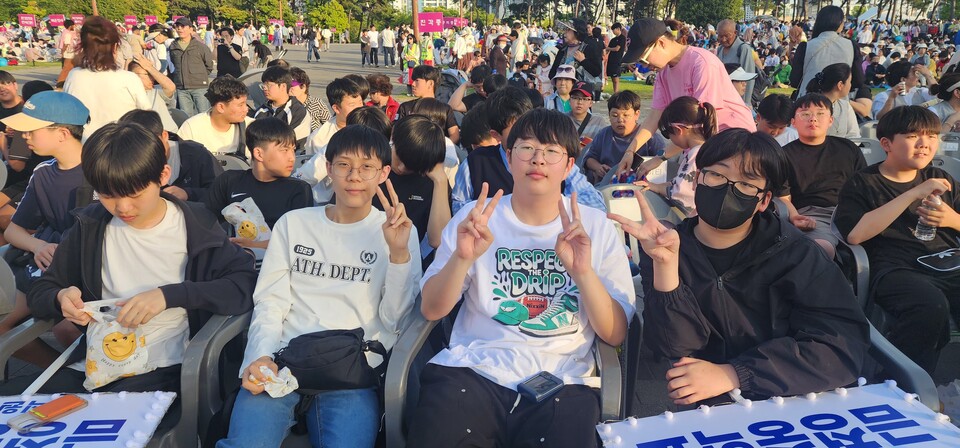 금정중학교 학생들이 법회를 기다리며 즐거워하는 모습