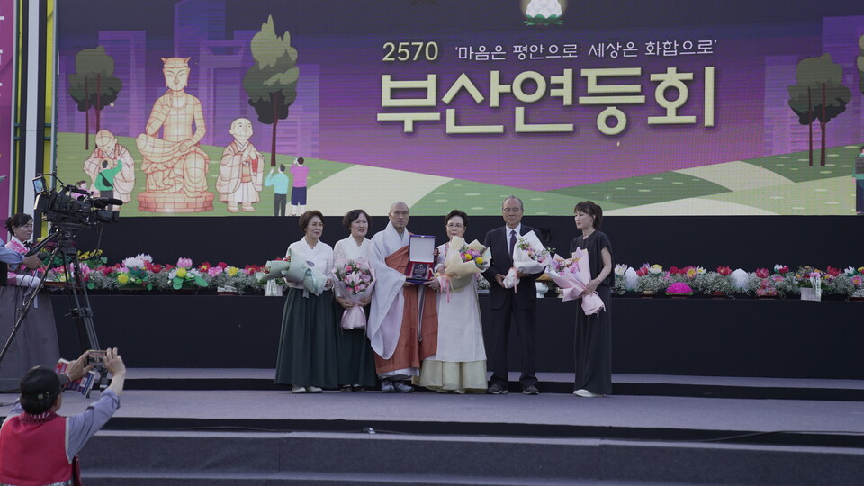 하정선회장에게 공로패를 전달했다.