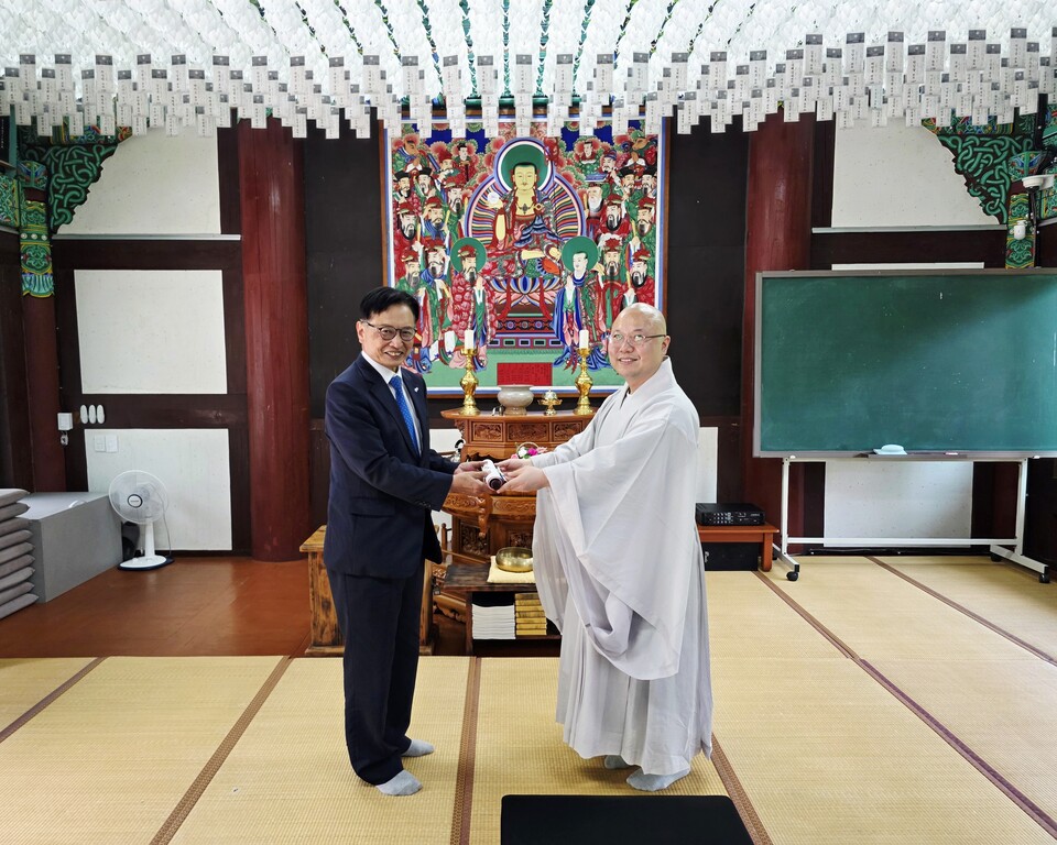 ����� ���� �ΰ潺���� �̵��� �ϱ�û�� �缱�ο��� ���� ���ǰ�� �����ϰ� �ִ�.